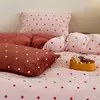 Juego de ropa de cama retro de invierno de cuatro piezas con lunares color crema y terciopelo de leche, que incluye sábana de forro polar coral, funda de edredón y sábana bajera.