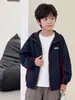 Chaqueta con Capucha de Bloques de Color Nueva para Otoño 2026 para Niños, Cortavientos de Moda con Estampado de Letras para Niños Mayores