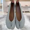 Versão em couro 2026 novos sapatos plissados de bico dividido para mulheres, sapatilhas de couro genuíno, sapatos rasos tabi de pele de porco