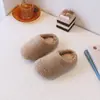 Pantuflas cálidas de algodón con forro de lana de cordero estilo coreano para niñas, colección otoño/invierno 2026, zapatos estilo Birkenstock de colores caramelo para niños
