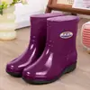 Zapatos impermeables de corte medio con suelas reforzadas, botas de lluvia de caña alta para mujer, estilos de invierno resistentes al desgaste de corte bajo y medio, forrados de felpa y antideslizantes