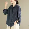 Foto real de la nueva camisa a cuadros retro de estilo coreano suelta talla grande de otoño 2026 con frente corto y espalda larga, versátil y tela cepillada para mujer