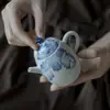 Bule de Cerâmica Azul e Branco Pintado à Mão das Dinastias Tang e Song, Bule Kung Fu para Uso Doméstico, Design de Folha de Bananeira em Cor Sob Esmalte, Bule de Mão com Filtro em Forma de Bola
