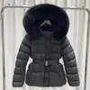 2026 Invierno Nuevo Chaqueta Corta de Algodón con Capucha y Cuello Grande de Piel para Mujer Cinturón en la Cintura Cintura Ceñida Abrigo Adelgazante Estilo Coreano de Invierno Mujeres