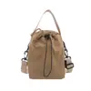 Los bolsos tipo cubo de estilo coreano están de moda este año.; aquí está la colección de otoño 2026 de bolsos de hombro lisos y minimalistas y bolsos cruzados versátiles para mujer