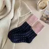 Calcetines gruesos y cálidos de lana de otoño e invierno con puntos de onda pequeña a juego de colores, calcetines de tubo medio de color contrastante para hombre, calcetines apilados para niños, estilo japonés vintage Zhuji