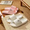 Nuevas pantuflas de baño de verano, pantuflas de hotel portátiles para mujer, para uso en casa, con una sensación cómoda, antideslizantes, estilo popular, sandalias de baño para niñas