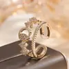 Pulsera de Diseño de Nicho Abierta Calada Transfronteriza Europea y Americana para Mujer, Diseño de Alta Gama, Pulsera de Nicho Chapada en Oro con Diamantes Completos