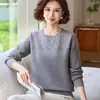 El atuendo de otoño de mamá: Top de punto jacquard con cuello redondo para mujer, nuevo estilo otoño-invierno con decoración de cuentas, elegante camisa básica de manga larga
