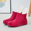 Nuevos zapatos de lluvia de moda para mujer, zapatos de agua impermeables antideslizantes, botas de lluvia de terciopelo de tubo bajo, zapatos de goma, cubrebotas, zapatos de lluvia de tubo corto bajo