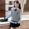 Conjunto Estilo College Primavera e Outono para Meninas 2026 Novo Conjunto de Três Peças Elegante para Outono Infantil: Colete, Camisa e Saia Plissada