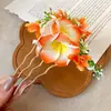 Grampo de Cabelo com Flor de Tecido com um Toque Super Fada, Atmosfera Suave e Elegante, Acessório de Cabelo Requintado e Luxuoso