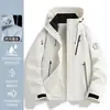 Chaqueta de Exterior Tres en Uno a Prueba de Viento e Impermeable Estilo Crucero Dios de la Lluvia Luo Tuo para Mujeres y Hombres, Adecuada para Personas Menudas