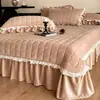 Estilo Crema Francesa 2026 Nuevo Felpa Encaje de Doble Capa Cuadros Felpa de Leche Acolchado Funda de Almohada Cubre Cama Juego de Tres Piezas Color Sólido
