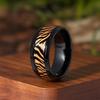 Textura em Aço Inoxidável Realça, Anel com Padrão de Tigre Interpreta a Atitude Trendy - Padrão Tigre Preto com Bordas Chanfradas