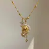 "Usando los Sueños como Caballo" Collar de Unicornio Dorado Cepillado Francés, Cadena Elegante para Clavícula con Sensación de Oro Medieval y Gypsophila