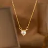 Fronteiriço Internacional Mais Vendido Tema de Moda Personalizado Micro-incrustação de Zircônio Completo Grande V Clássico Aço Titânio Banhado a Ouro Real 18K Pingente Clavícula