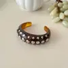 Pulseira Vintage Retro com Tachas Âmbar, Bracelete Largo de Design Único, Pulseira de Luxo Leve Estilo Francês para Mulheres