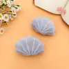 Muñeca de Peluche con Forma de Concha de Dibujos Animados Broche DIY Llavero Colgante para Bolso Accesorios de Decoración para Ropa Zapatos Calcetines