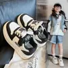 Tênis Novos Infantis Primavera 2026 Estilo Coreano Cano Baixo Sapatos Brancos para Meninas Respiráveis Leves Casuais Versáteis para Meninos