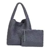 En stock 2024 Nueva Bolsa de Gran Capacidad Moda Femenina Tendencia Axila Hombro Bolso Tejido a Mano para Mujer Texto Suave