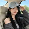 Gorra de béisbol minimalista estilo coreano con bordado de letras pequeñas, copa suave, estiliza el rostro, versátil para salidas al aire libre, gorra con visera protectora del sol