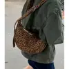 Bolsa de axila con textura de nicho al por mayor para mujer 2025 Nuevo estampado de leopardo Gamuza Bolsa tipo dumpling de moda Bolso de hombro cruzado
