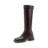 Botas Femininas Novas Outono e Inverno Couro Macio Bico Redondo Botas de Cavaleiro Salto Grosso 6cm Fivela de Cinto Emagrecimento Menina Apimentada Botas Martin