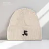 Chapéus Quentes de Outono e Inverno para Celebridades Femininas, Chapéus de Tricô com Letras no Mesmo Estilo para Estudantes e Casais, Chapéus de Frio para Puxar, Chapéus de Lã Atacado para Homens