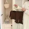 Conjunto floral de tres piezas para bebé niña de otoño, cárdigan de encaje de color contrastante, camisola y pantalones acampanados para bebé, ropa exterior elegante para niños pequeños