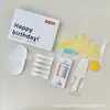Utensilios para pastel cumpleaños juego de regalo de seis piezas tienda de repostería juego de suministros para fiesta al por mayor juego de cubiertos y platos desechables