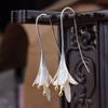 Pendientes de gancho para la oreja con galvanoplastia de aleación con forma de lirio creativo de Beidi, fabricantes de joyas para la oreja de estilo coreano europeo y americano