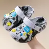 Zapatillas de verano para niños, sandalias al por mayor, zapatos de baño antideslizantes para niños y niñas con agujeros para bebés, bonitos dibujos animados para niños