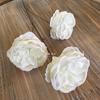 [Material de flor blanca] Arreglo floral de hortensia, rosa, flor de pasto escarchado con decoración de material de hoja de niebla de techo de pasto, flor de simulación para boda