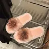 2026 Pantuflas peludas de moda, de punta abierta, para mujer, para exteriores, otoño e invierno, de suela plana, estilo nuevo, diseño floral, suela suave y forradas de felpa