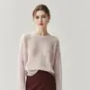 Suéter de cachemira suave y ligero con cuello redondo, que presenta un diseño calado, corte holgado y mangas largas: un estilo nuevo y relajado