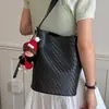Bolso de mujer de gran capacidad, nuevo bolso cruzado tejido de moda de verano 2026, bolso de hombro tipo cubo de alta gama y moderno