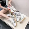 Zapatillas blancas de suela gruesa estilo coreano de moda para mujer, colección de otoño, zapatos casuales de corte bajo, nuevo estilo 2026, cómodos zapatos casuales con cordones