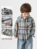 Camisa de Manga Longa Xadrez Estilo Europeu para Meninos Outono 2026 Nova Roupa Infantil Primavera e Outono Top Tendência para Crianças Pequenas