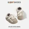 Tênis infantis com biqueira de concha, sapatos brancos de sola macia, tênis esportivos para meninas, sapatos para bebês com cadarço e laço de pérola