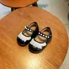 Zapatos pequeños de piel para niñas bebés y pequeñas, nueva colección primavera/otoño 2026, zapatos de vestir sencillos para niños, estilo coreano de princesa, suela suave, elegantes y diseñados para aprender a caminar