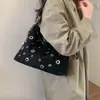 Versátil Bolso para Mujer de Nuevo Diseño de Moda Europeo y Americano Texturizado Remache Motocicleta Nicho Hueco Bolso Portátil de Hombro Cruzado