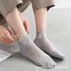 Envío gratis calcetines tobilleros de encaje de verano empaquetados individualmente calcetines antideslizantes de silicona calcetines invisibles de cintura baja de seda helada disponibles en el mercado