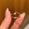 Anillo de plata de ley s925 con un solo diamante, minimalista japonés ultra-delgado mini moda versátil apilable diseño de nicho anillo popular