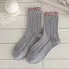 Meias longas femininas para outono e inverno, estilo college, doces, com punho duplo, borda franzida com renda, comprimento até o meio da panturrilha, feitas de algodão penteado