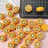 Mini Brillo Pequeña Fruta Artificial de Caqui Juguete de Comida Accesorios de Resina Pegamento de Crema Casa de Muñecas DIY Juguete Pasador de Pelo