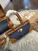 P Moda Europeia e Americana 25 Outono Novo Jeans Patchwork Couro Bolsa de Mão Bolsa Transversal Design de Nicho Bolsa Feminina Toque de Luxo