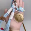 Oro puro 999, simbolizando paz, felicidad y éxito, en forma de un pequeño colgante de moneda de oro, adecuado para bolsos, dijes de teléfono o llaveros, un regalo perfecto para las fiestas