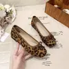 Nuevos zapatos de noche suaves de primavera para mujer, zapatos de tacón bajo con lazo francés y punta redonda, zapatos de ballet con encanto de hada
