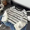Camiseta de manga larga para niño, nueva colección de otoño 2026, top a rayas de corte holgado para niños, estilo de dos piezas, camiseta interior para bebé, ropa para niños